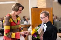Bischof Christian Stäblein überreicht Pfarrer Jakob Simon aus der Kirchengemeinde Briesen-Fehrow die Urkunde.