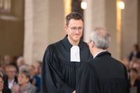 Bischof Christian Stäblein überreicht Pfarrer Jakob Simon aus der Kirchengemeinde Briesen-Fehrow die Urkunde.