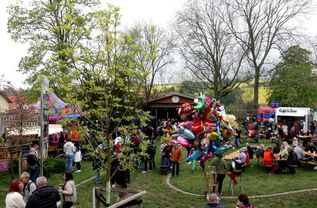 Buntes Treiben zum Blütenfest.