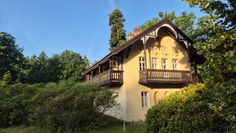 Das Parksingen im Kromlauer Park am Sonntag findet zum 3. Mal statt. Auch auf der Wiese hinter dem Kavalierhaus (i.B.) soll gesungen werden.
