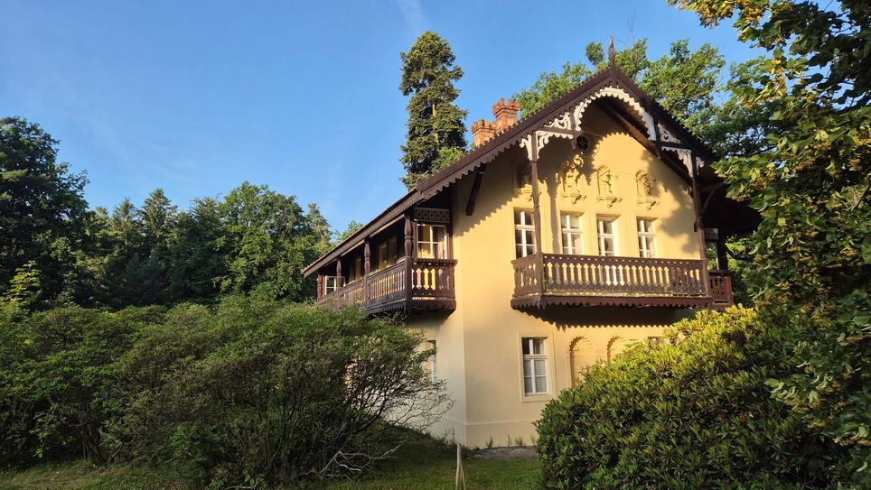 Das Parksingen im Kromlauer Park am Sonntag findet zum 3. Mal statt. Auch auf der Wiese hinter dem Kavalierhaus (i.B.) soll gesungen werden.