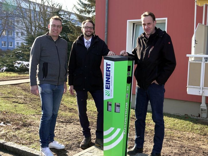 Jens Einert, Geschäftsführer der Einert-Gruppe, Sven Lauter, Geschäftsführer Wohnbau Radeberg, und Jens Reise, Vorstandsmitglied der Wohnungsbaugenossenschaft Radeberg und Umgebung eG, an der neuen Ladesäule. Foto: pm