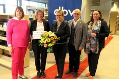 Aline Fiedler, Bibliotheksverband Sachsen, Bibliothekschefin Marion Kutter, Staatsministerin Barbara Klepsch, OB Roland Dantz und Katrin Stump von der Sächsischen Landes- und Universitätsbibliothek (v.l.n.r.) bei der Preisverleihung in Kamenz.  
 Foto: Matthias Stark