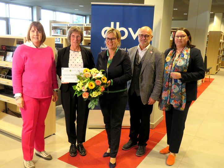 Aline Fiedler, Bibliotheksverband Sachsen, Bibliothekschefin Marion Kutter, Staatsministerin Barbara Klepsch, OB Roland Dantz und Katrin Stump von der Sächsischen Landes- und Universitätsbibliothek (v.l.n.r.) bei der Preisverleihung in Kamenz.  
 Foto: Matthias Stark