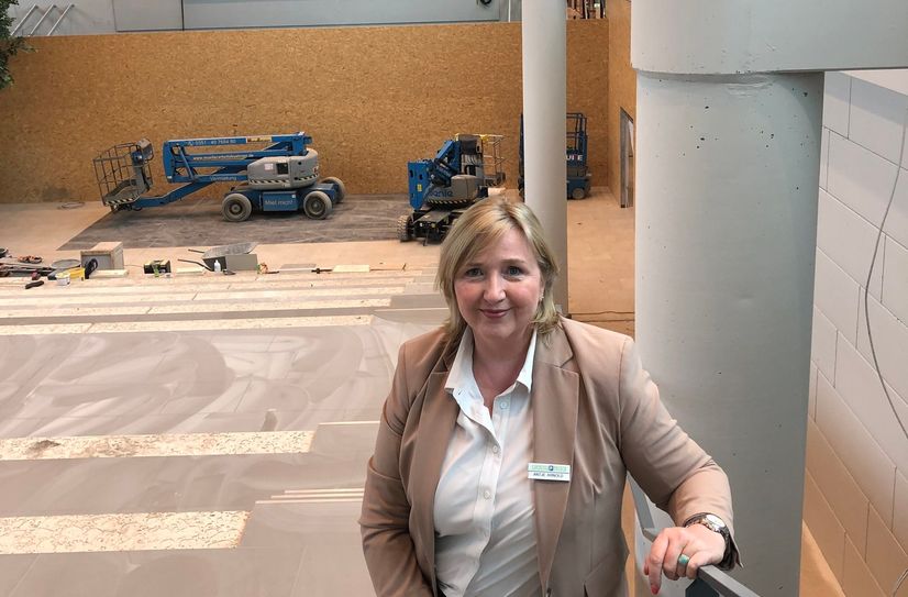 Centermanagerin Antje Arnold an der noch im Bau befindlichen Eventtreppe im Kaufpark, die am 
14. Juni feierlich eingeweiht wird.