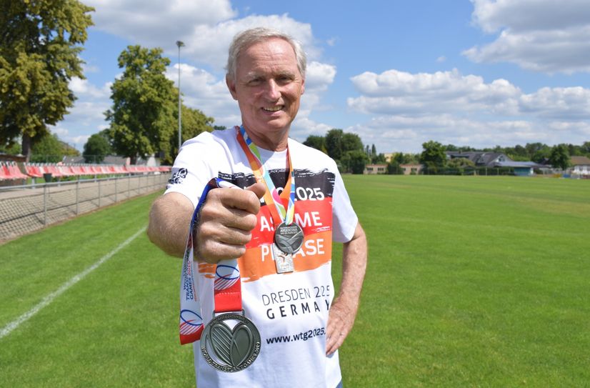 Der Athlet Reiner Eule zeigt eine kleine Auswahl seiner Medaillensammlung.