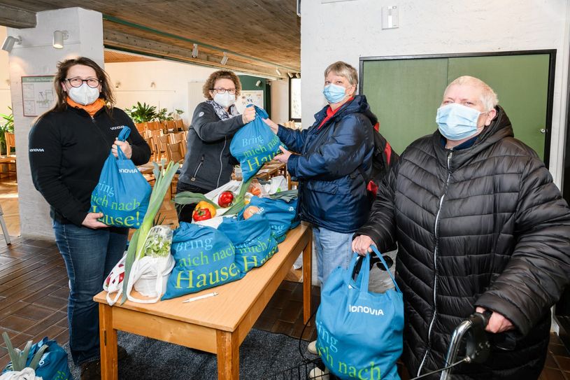 Prohliser Einwohner freuen sich über einen vollen Kochbeutel mit Zutaten und Rezeptvorschlag für eine bunte Mahlzeit. Foto: Vonovia SE / Frank Grätz