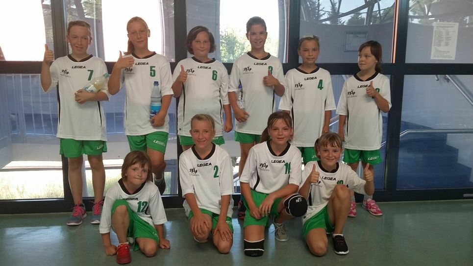 Die Turniermannschaft des SV Herzberg mit (stehend): Caro Hensel, Lea Voigt, Manja Rodner, Sina Acker, Lena Farkas, Saskia Schneider und (knieend): Tina Zeidler, Leann Uhlig, Natalie Rybark, Jana Kvint. Foto: Karl-Heinz Zeidler