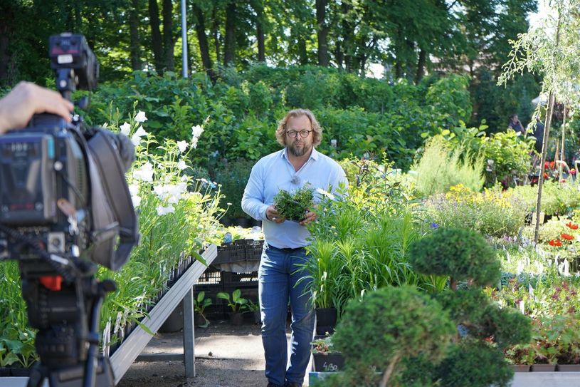 Moderator Jens Haentzschel führt durch die Gartensendung.