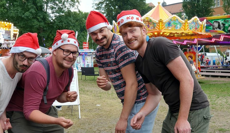 V.l.: Tobias Herrmann, Leander Rauwolf, Jeremias Rauwolf und Jerome Michel feiern Halbweihnachten auf dem Rummel in Pirna. Foto: Daniel Förster