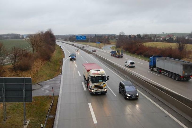 LKW, die über digitale Fahrtenschreiber verfügen, können von der sächsischen Polizei kontrolliert werden – ohne, dass sie anhalten müssen. Foto: Archiv