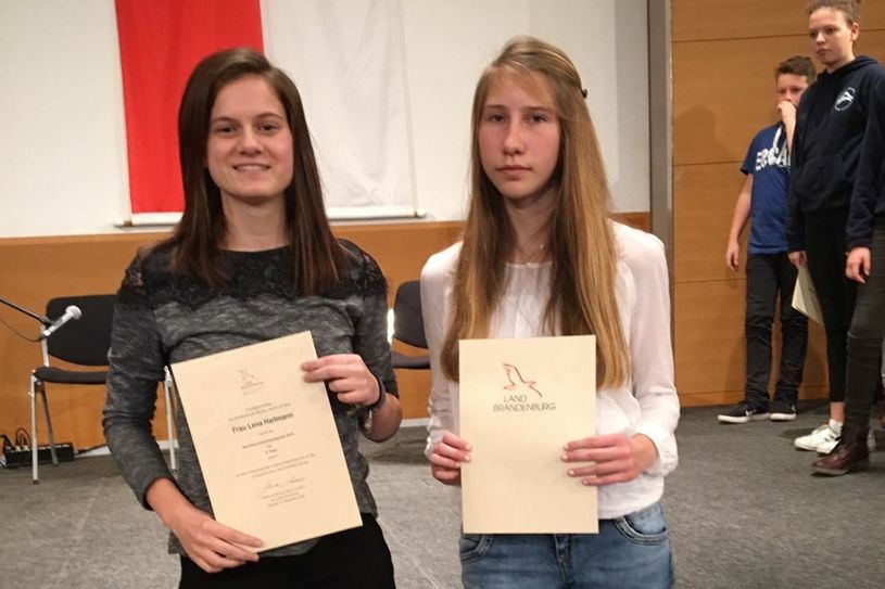 Lena Hartmann (links) und Isabell Möbus bei der Preisvergabe in Potsdam. Foto: FF