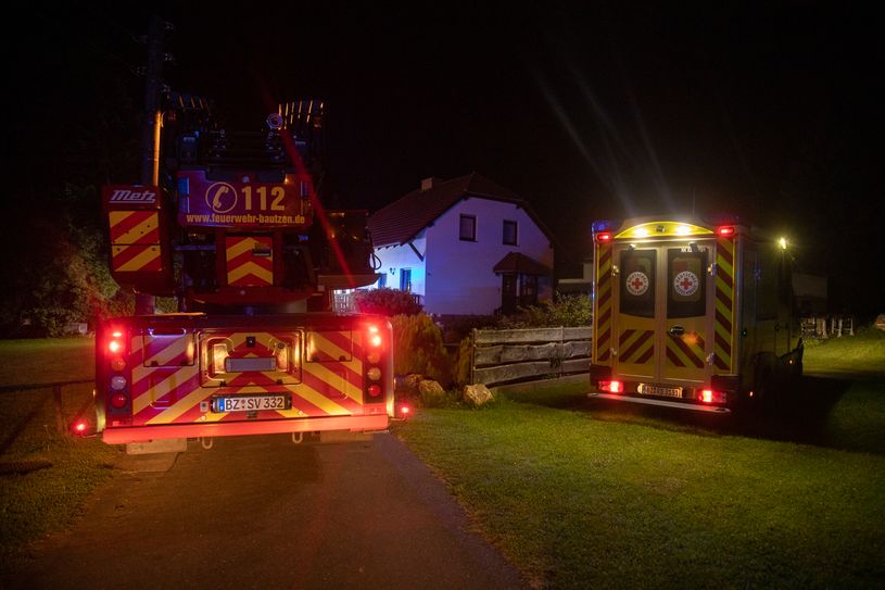 Im Bautzener Stadteil Rattwitz hate es letzte Nacht einen Brand in einem Einfamilienhaus gegeben. Foto: Rocci Klein