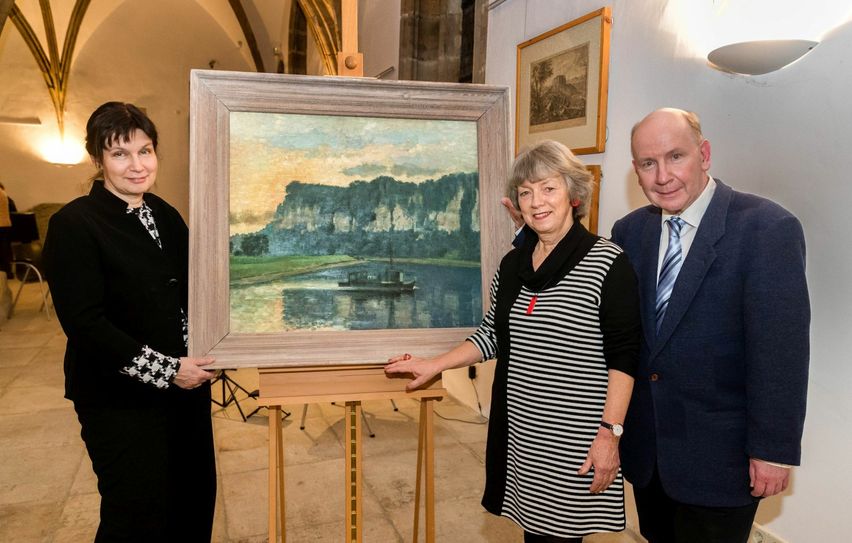 Johannes Kegel (re.) und Dr. Doris Schubert von Canaletto Forum übergaben das Gemälde an Gerburg Sturm  (li.) vom Stadtmuseum.          Foto: M. Förster