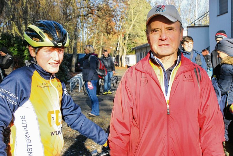 Dieter Pätzold ist beim Radsportwettkampf in seinem Metier. Hier mit Nachwuchstalent Anthony Wunderlich. Foto: Weser