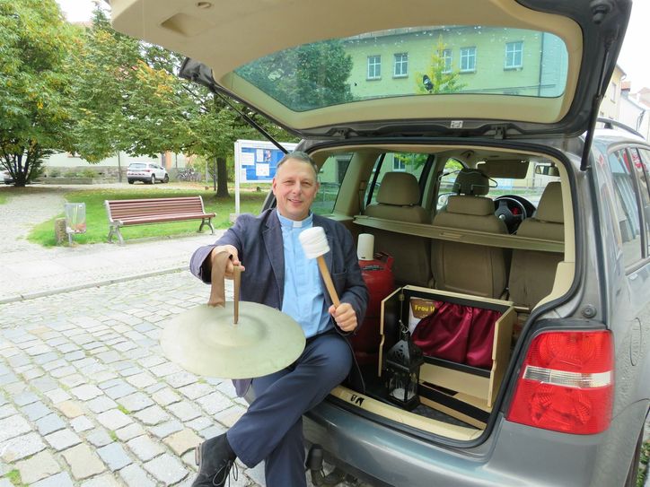 Die Vorbereitungen für den lebendigen Adventskalender laufen auf Hochtouren. Im Gepäck hat Torsten Vogel nicht nur ein Konzept, sondern auch Instrumente und eine besondere Bühne.