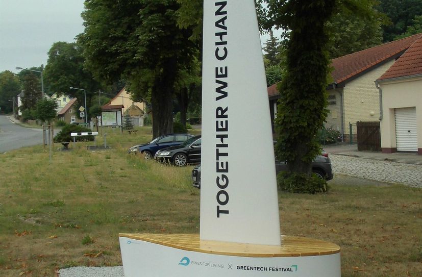 Das neue als Sitzbank gestaltete Monument in Kostebrau.