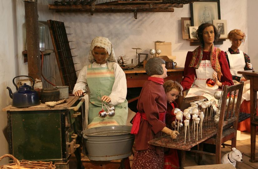 Typisch war Heimarbeit für die Glasbläserei, wo die gesamte Familie mitmachen musste. Meist spielte sich das in den Küchen der armen Familien ab.