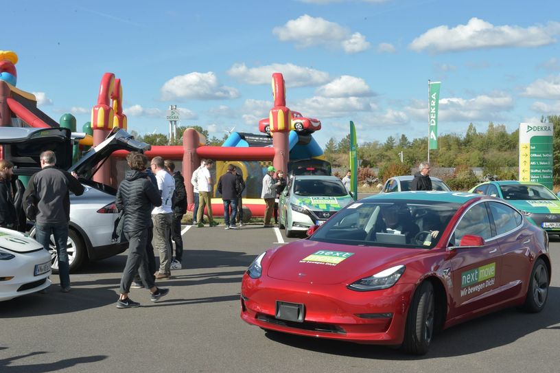Neueste Autotechnologie und Spaß für die ganze Familie gibt es zum Family & Friends Festival 2022 auf dem DEKRA Lausitzring. Foto: Peter Aswendt
