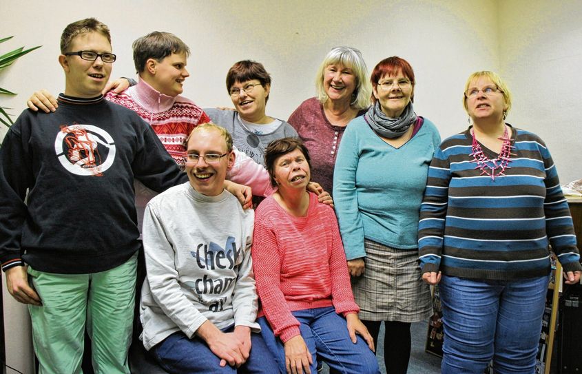 Karin Melzer inmitten von Mitgliedern ihrer Gruppe ,,Lebensfroh“. Foto:ws