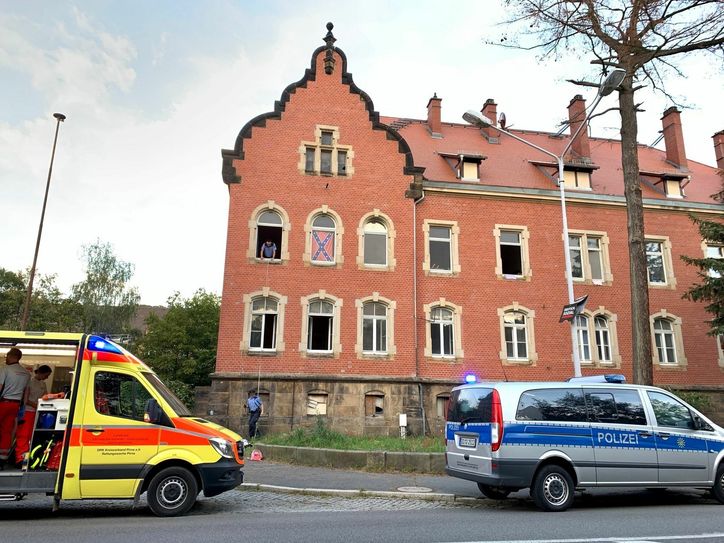 Polizisten am Unglücksort. Foto: Marko Förster