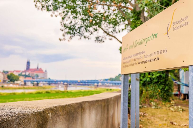 Im Heil- und Kräutergarten der Stiftung Soziale Projekte Meißen findet das nächste Kräuterseminar mit Unterstützung des WochenKurier statt.    Fotos: SoPro, Geyer
