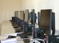 In Reih und Glied warten die neuen Computer auf ihre Nutzer.