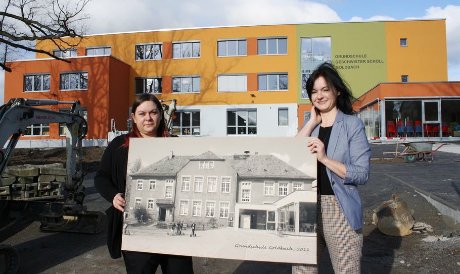 Hortleiterin Steffi Dorn und Schulleiterin Peggy Rosenkranz präsentieren mit einem Bild von 2011, wie sich das Antlitz des Schulgebäudes mit dem Neubau verändert hat.