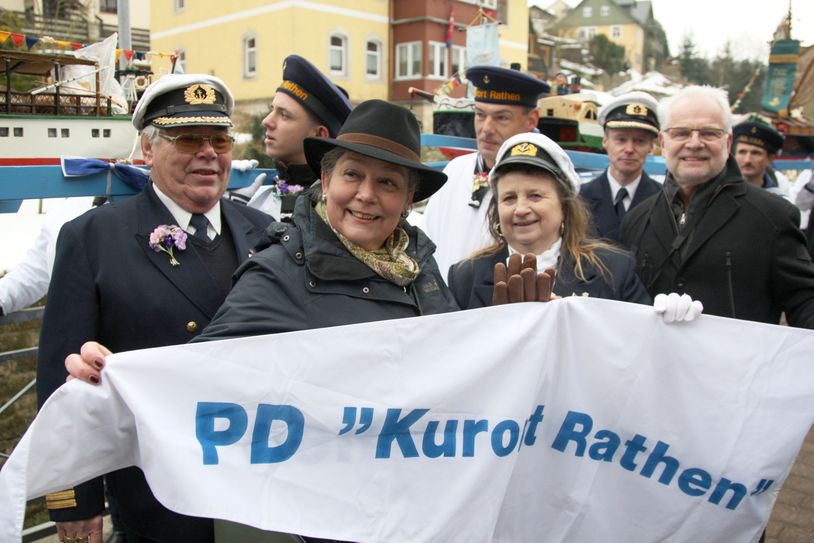 Karin Hildebrand (li.) beim Flaggentausch mit der Vereinsvorsitzenden, re. hinten Bürgermeister Thomas Richter.  Foto: D. Förster
