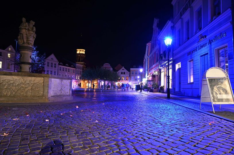 In sanftem blau erstrahlen in diesen Tagen der Cottbuser Altmarkt und die Spremberger Straße sowie weitere Straßen und Plätze in Cottbus. Wie schon in den vergangenen Jahren sind auch in diesem Jahr viele Straßenlampen auf das „Festival-Blau“ des Internationalen Cottbuser Filmfestivals eingestellt worden. Foto: Michael Helbig