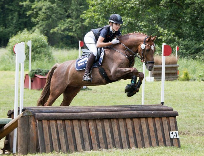 Laura Bittner auf ihrem Pferd Amor im Juni 2016 in Pappendorf. Foto: Privat/ Verein