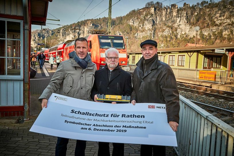 V.l.: Martin Walden, (Konzernbevollmächtigter der Deutschen Bahn), Bürgermeister Thomas Richter und Dr. Jens Klocksin (Bundesministerium für Verkehr und digitale Infrastruktur).                        Foto: Marko Förster