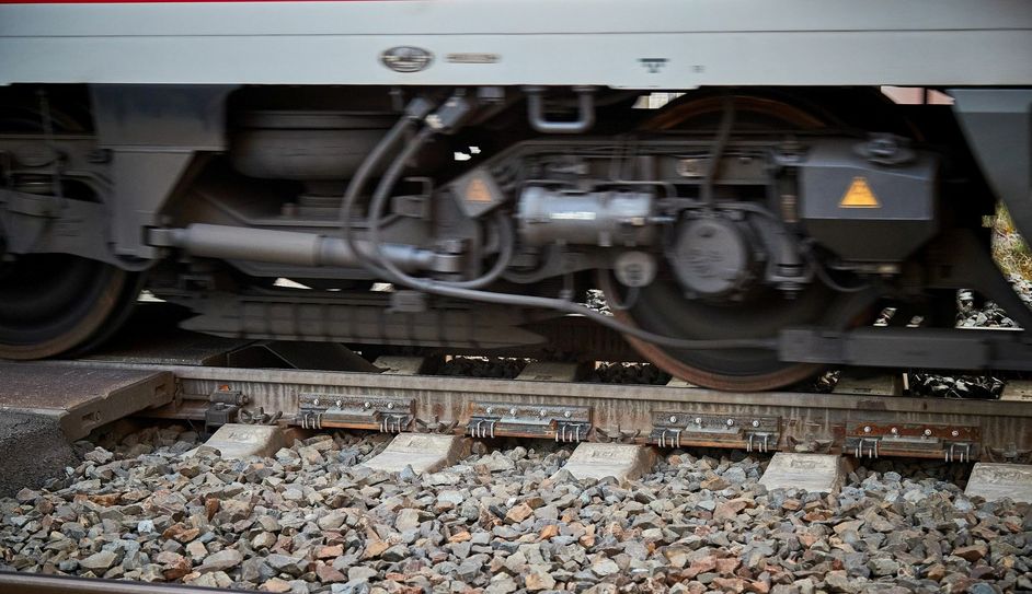 Die Schienenstegdämpfer reduzieren u.a. die Vibrationen, die entstehen, wenn der Zug über die Gleise rollt. Fotos: Marko Förster