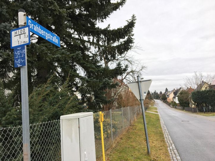Das neue Wohnbaugebiet liegt an der Grahbergstraße. Dort stehen bereits an beiden Seiten der Straße Häuser. Die neue Baufläche liegt in Blickrichtung links hinter den bereits bestehenden Gebäuden. Foto: T. Keil
