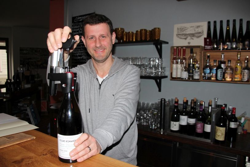 Jens Pietzonka mit der legendäre Flasche und dem speziellen "Flaschenöffner"  Foto: Pönisch