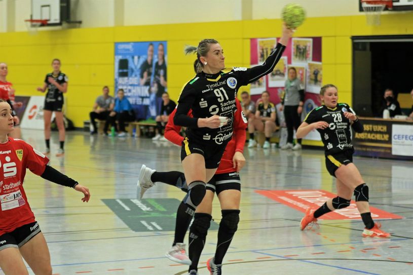 Olesia Parandii versucht den Ball ins Tor zu heben.