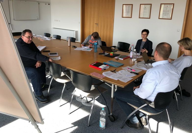 Krisenstab in der kreisstadt Lübben: Frank Neumann, (Fachbereichsleiter Bauwesen), Bürgermeister Lars Kolan, Petra Streiber (Fachbereichsleiterin Ordnung und Bildung), Anja Rasch (kommissarische Hauptamtsleiterin) und Marita Merting (Fachbereichsleiterin Finanzen) während der Sitzung am Sonntag. Foto: Stadt Lübben/Dörthe Ziemer