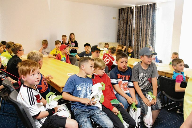 Ohren gespitzt! Die Vorfreude der kleinen Fußballer ist schon riesig. Ab nächster Woche kicken sie wieder im „Tony Jantschke Fußballcamp“ in Hoyerswerda.  Foto: Archiv/E. Martak