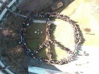 Im Innenhof des Johanneums stellten sich die Schüler zu einem großen Peace-Zeichen auf.