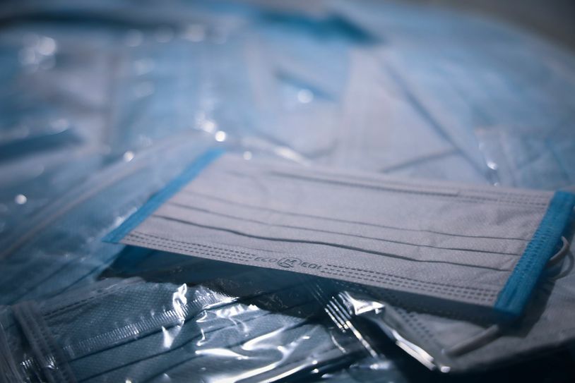 Die Versorgung mit Schutzmaterialien im nicht-klinischen Pflegebereich sei nahezu nicht möglich, schreibt die Diakonie. Ein Mundschutz wie der im Bild ist daher aktuell für die Einrichtungen der Diakonie nicht zu bekommen. Deswegen werden Mundschutze nach eigens angefertigten Schablonen selbst genäht. Foto: Unsplash