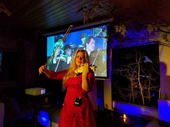 Die Wohnzimmerkonzerte der Ottendorferin Katrin Wettin schauen sich bis zu 6000 Menschen via Facebook an. Foto: privat