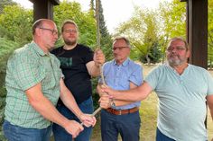 V.l.n.r.: Uwe Radtke, René Mettke, Waldemar Locke und Frank Gärtig läuten die Glocke am Glockenturm Mühlrose.