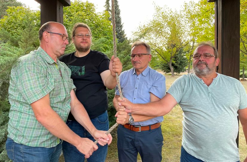 V.l.n.r.: Uwe Radtke, René Mettke, Waldemar Locke und Frank Gärtig läuten die Glocke am Glockenturm Mühlrose.