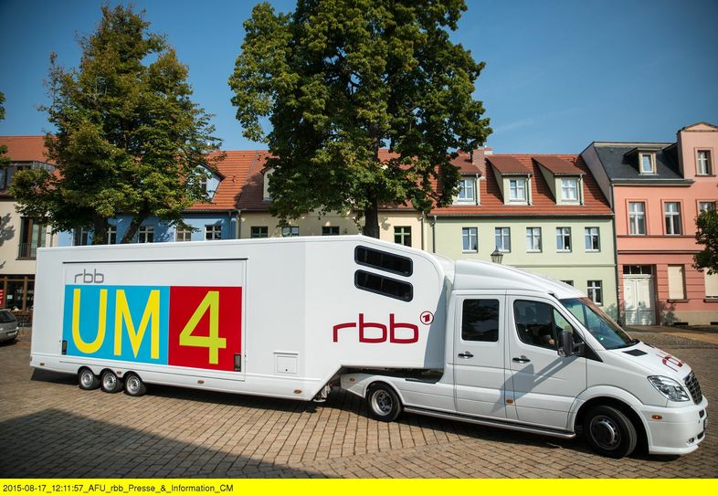 Der "rbb UM4"-Truck am Markt in Werder an der Havel. Am 1. Oktober steht er in Peitz. Foto: © rbb/Thomas Ernst
