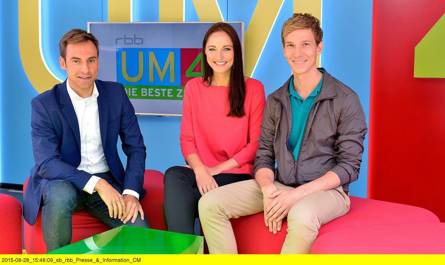 Die Moderatoren Susanne Tockan, Marc Langebeck (li.) und Arndt Breitfeld begrüßen die Zuschauerinnen und Zuschauer im Wechsel montags bis freitags um 16.00 Uhr live von einem anderen Ort in Berlin oder Brandenburg. Foto: © rbb/Oliver Ziebe