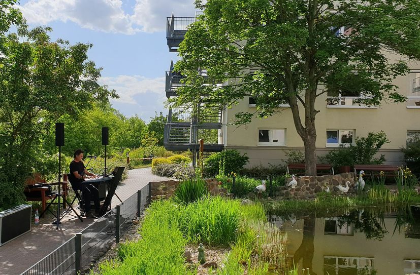 Kleine Hofmusik im Monat Mai: Den Bewohnerinnen und Bewohnern soll es wieder sehr gefallen haben. Es wurde kräftig mitgeschunkelt und mitgesungen. Zum Abschluss gab es noch für jeden Bewohner des Hauses eine Thüringer Bratwurst direkt aufs Zimmer. Nächste Hofmusik: 13. Juni mit den »Partymachern«. Foto: rk