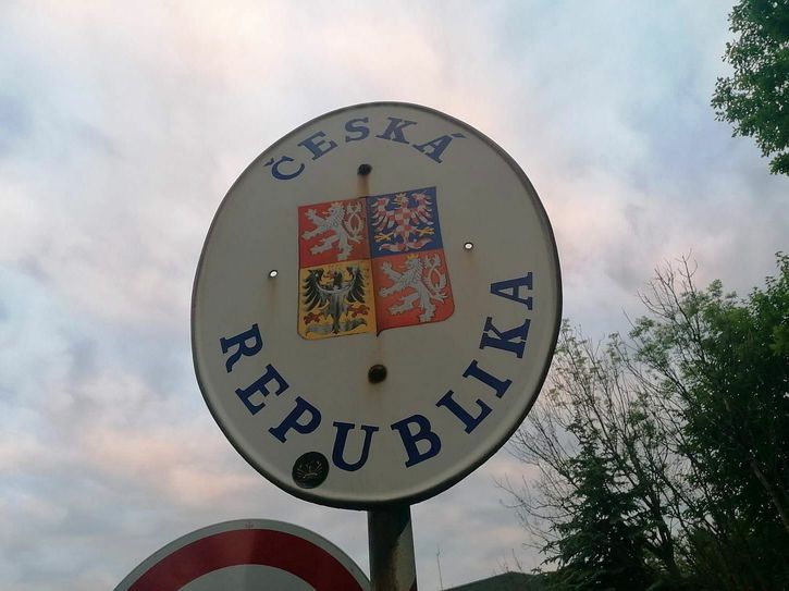 Grenzschild am Übergang zwischen Hellendorf und Petrovice. Foto: privat