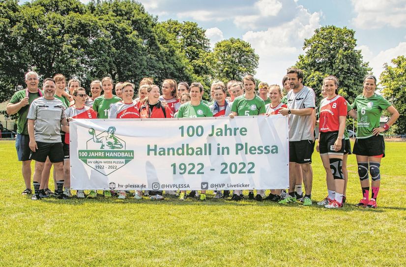 Gruppenfoto der Frauenteams aus Plessa und Elsterwerda.