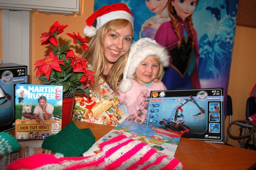 Unsere Glücksfee Isabell mit ihrer Nichte Hanna sind in Anbetracht der tollen Geschenke, wie z. B. zwei Baukästen von Fischertechnik, schon in Weihnachtsstimmung.                Foto: Wo