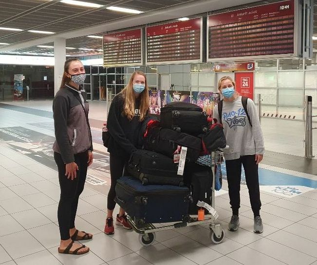 v.li. Madeleine Gates, Jenna Gray und Morgan Hentz bei der Ankunft am Flughafen Dresden. Foto: PR/DSC
